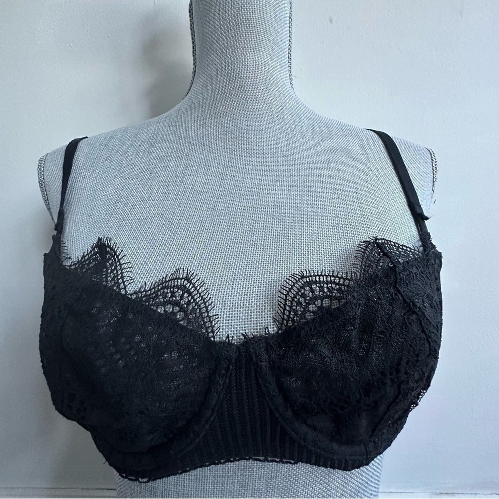 Victoria's Secret Bra 32D  Black Lace Feminine Underwire Floral